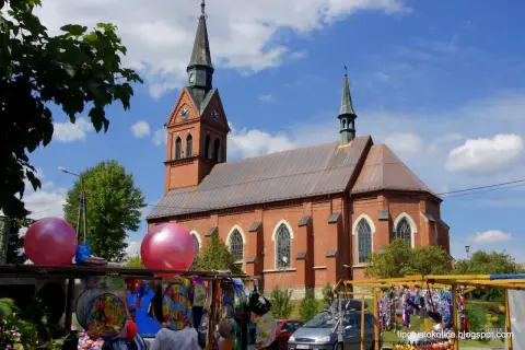 Jarmark z balonami i kościołem w tle. Może to przygotowania do imienin Bartłomieja?
