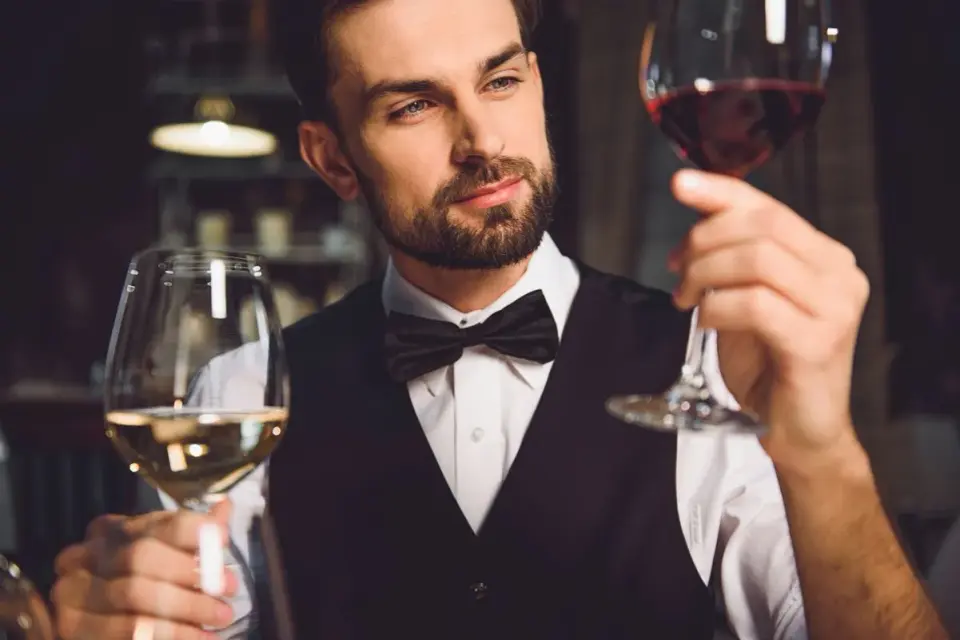 Jak trzymać kieliszek do wina? Proste zasady savoir-vivre